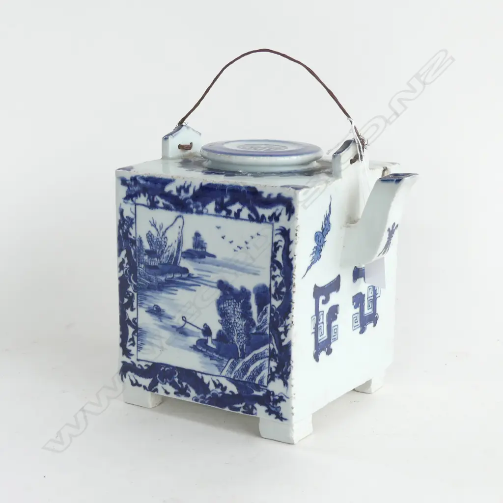 LG ORIENTAL BLUE & WHITE TEAPOT H 175MM Image 1++