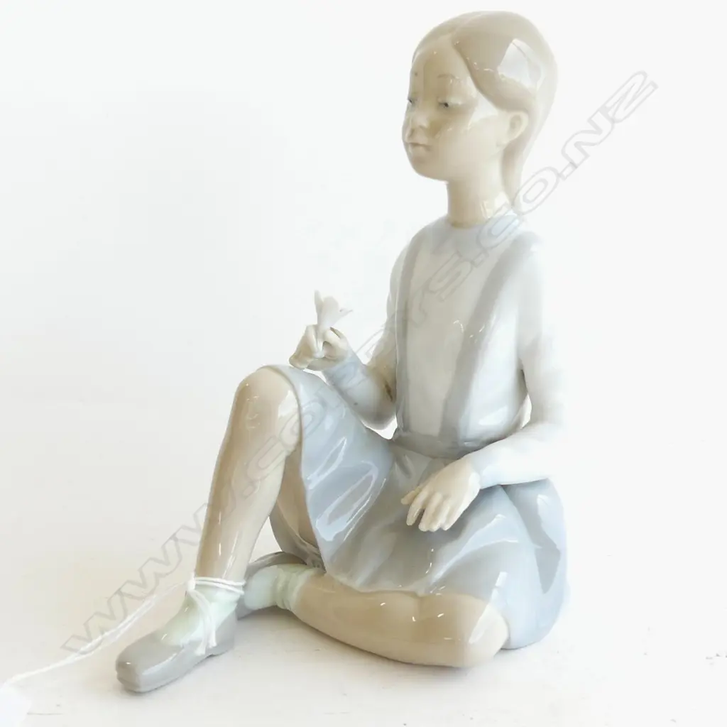 LLADRO GIRL WITH A FLOWER Image 1++