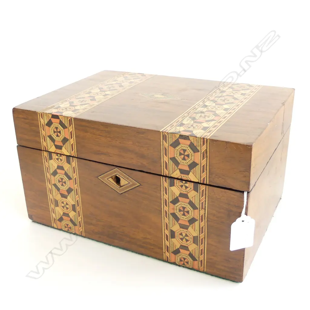 TUNBRIDGE WARE SEWING BOX WITH CONTENTS/THIMBLE BOBBINS ETC L 280 MM Image 1++