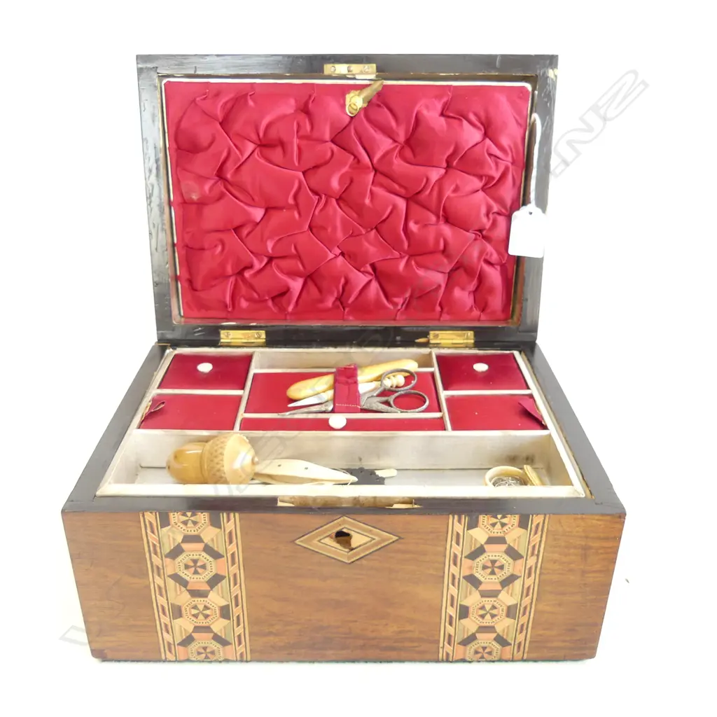 TUNBRIDGE WARE SEWING BOX WITH CONTENTS/THIMBLE BOBBINS ETC L 280 MM Image 1++