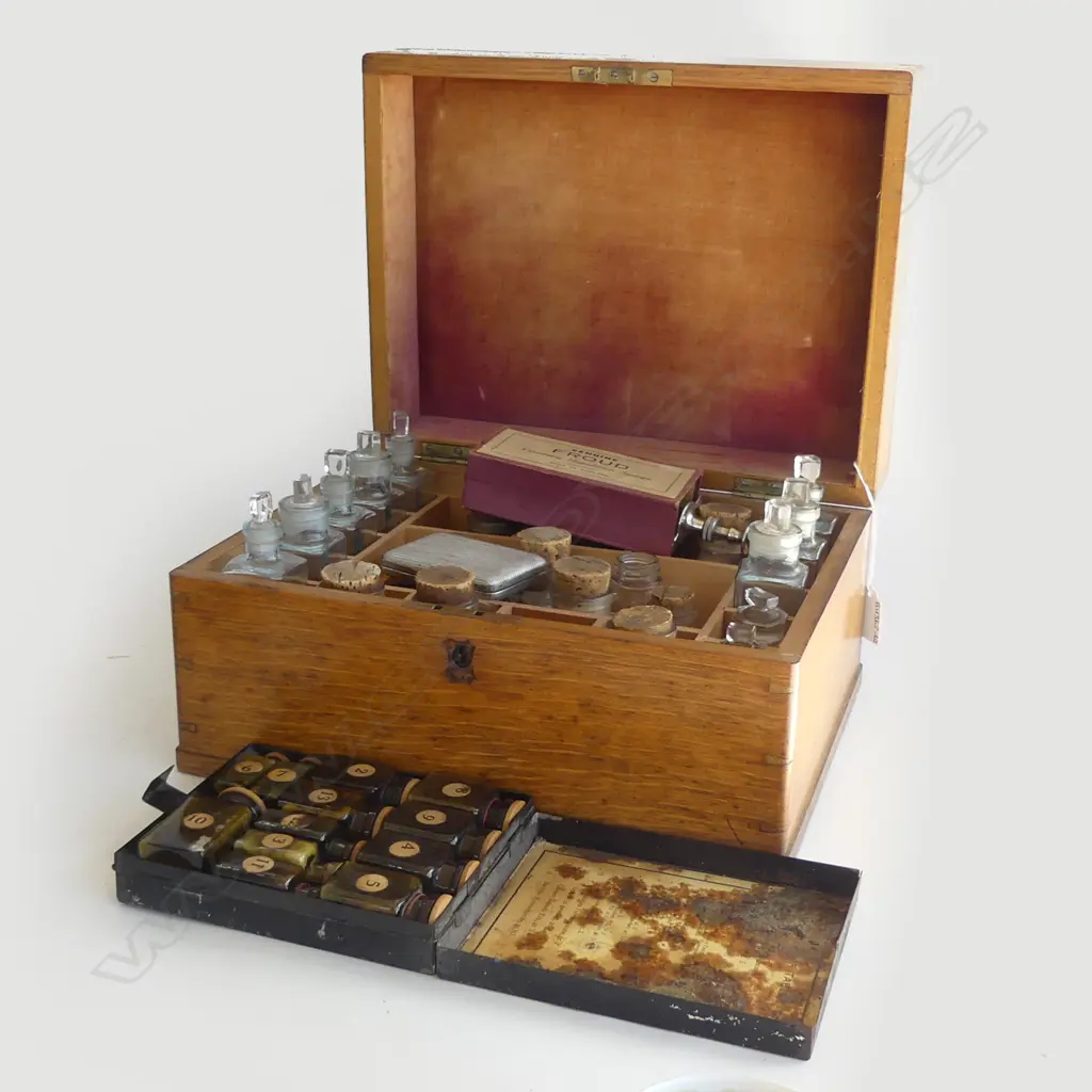 TRAVELLING APOTHACARY CASE INCL CONTENTS + OLD FROUDS VETERINARY HYPODERMIC SYRINGE Image 1++
