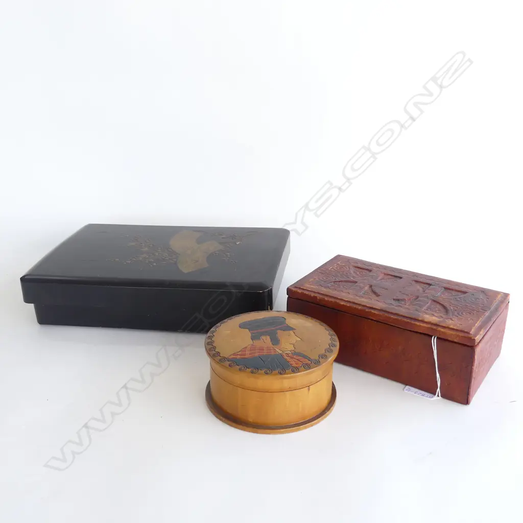 3 BOXES; LEATHER TOOLED (L 205MM) CARVED WOODEN (DIA 125MM) + ORIENTAL BLACK LACQUER WITH GOLD FAN DESIGN (L 300MM)  Image 1++