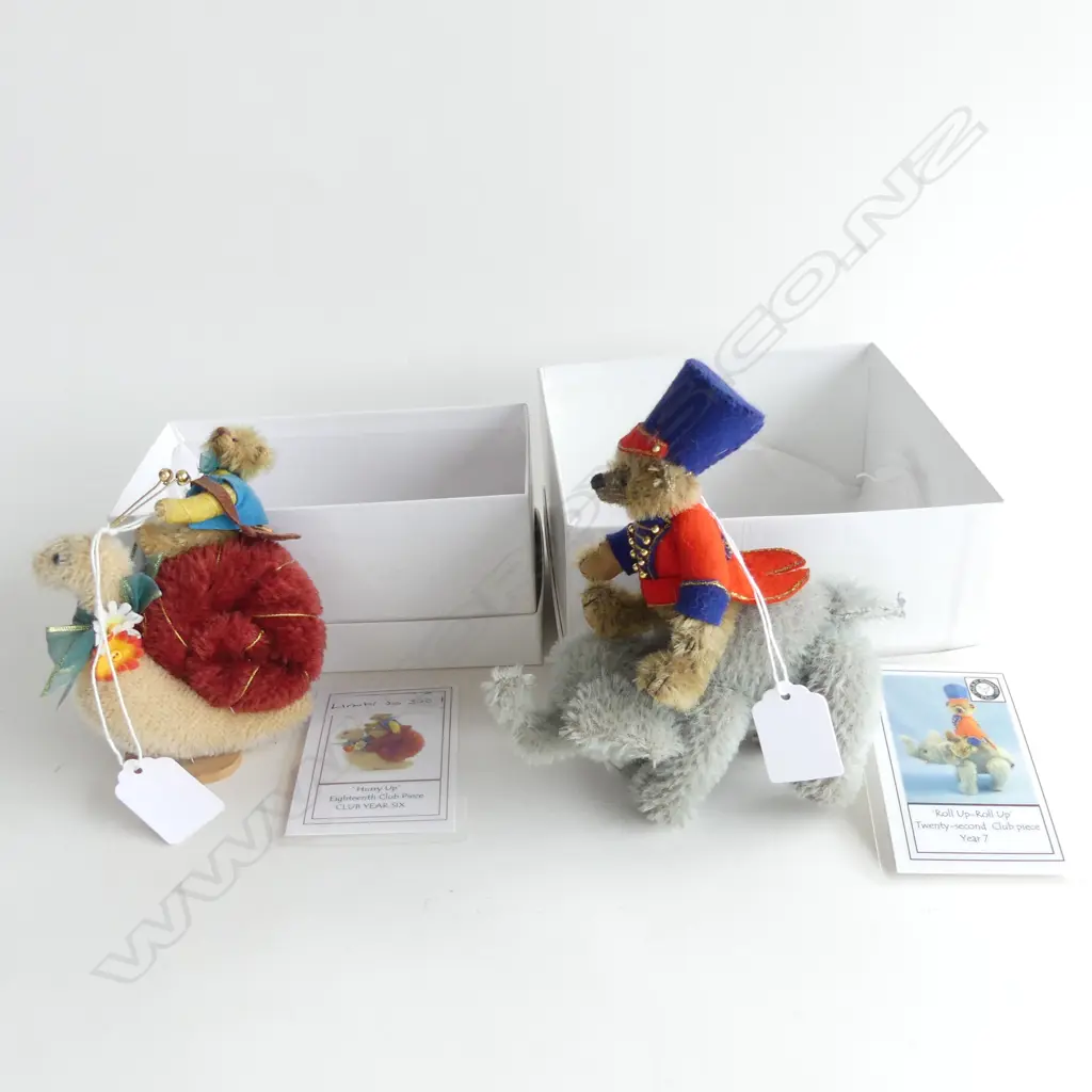2 DEB CANHAM LTD. ED. COLLECTORS CLUB BEARS; 'HURRY UP' & 'ROLL UP ROLL UP' both boxed w. certificates Image 1++