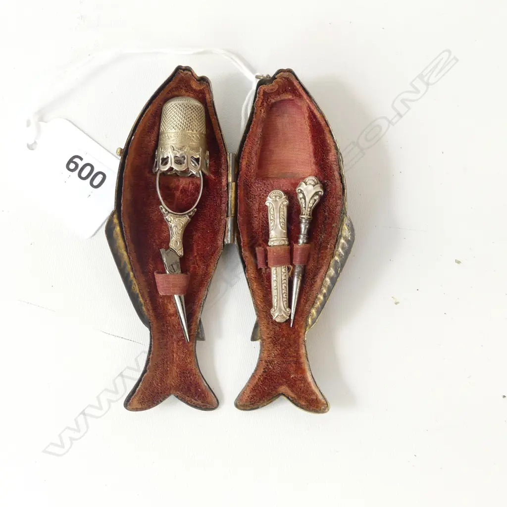 METAL FISH FORM ETUI WITH THIMBLE ETC SCISSORS A/F L 100 MM Image 1++