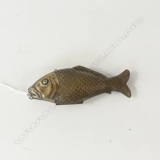 METAL FISH FORM ETUI WITH THIMBLE ETC SCISSORS A/F L 100 MM