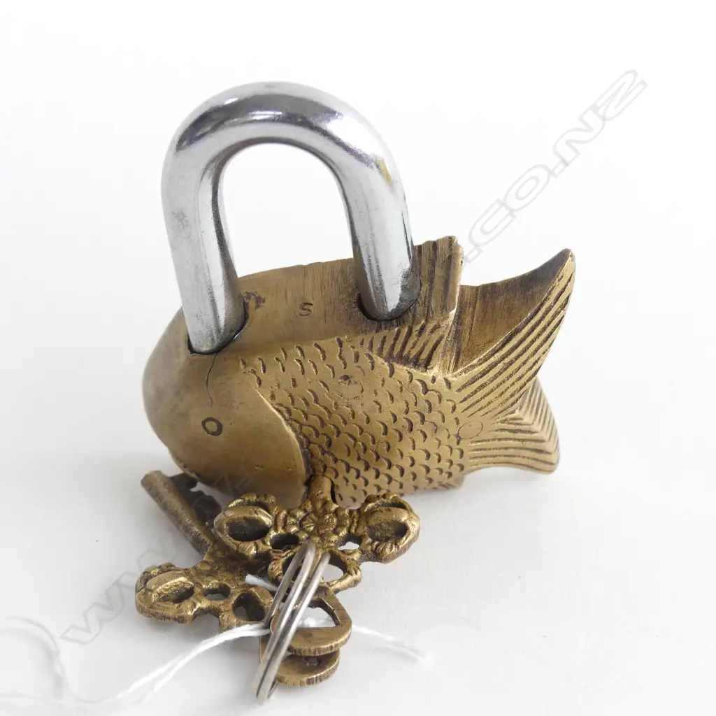 BRASS FISH PADLOCK WITH 2 DECORATIVE KEYS  Image 1++