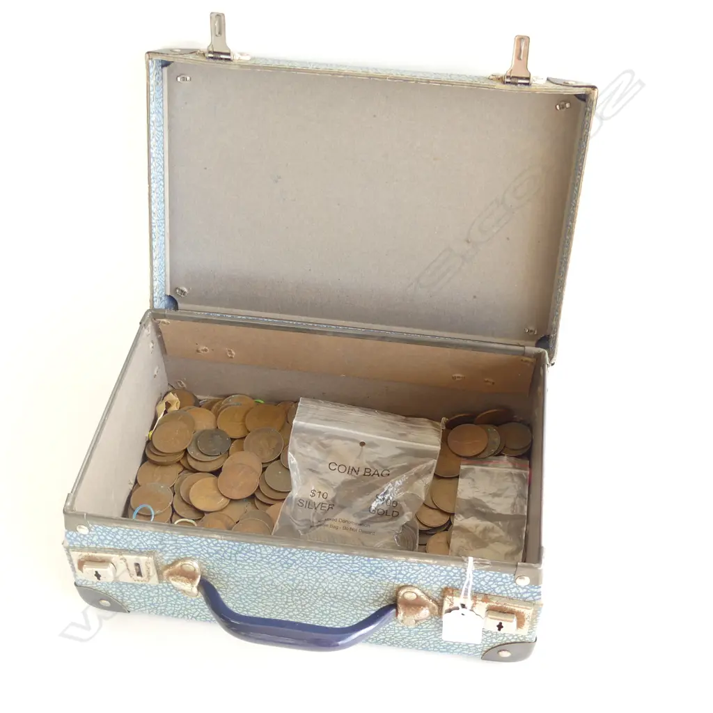BOX OLD NZ & UK COPPER PENNIES IN VINTAGE CASE Image 1++