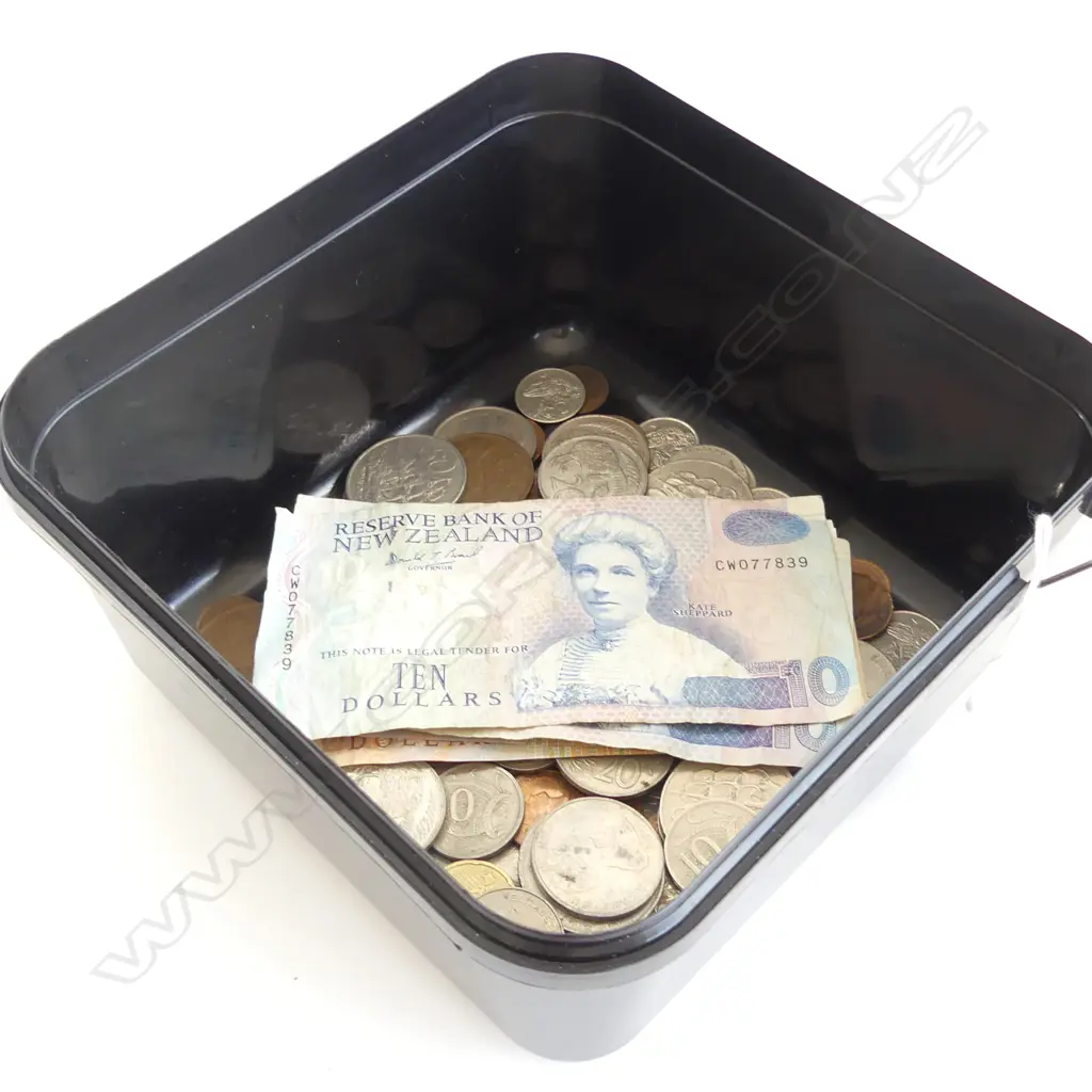 LOT ASST COINAGE AND BANKNOTES Image 1++