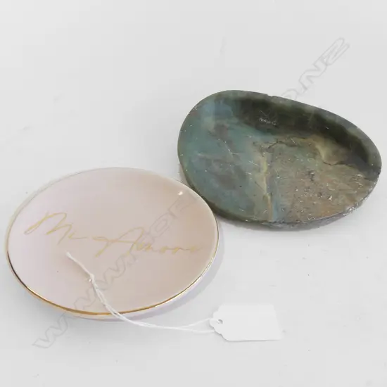 NATURAL STONE DISH (L 145MM) + SM PINK PLATE WITH 'MI AMORE' (DIA 120MM)