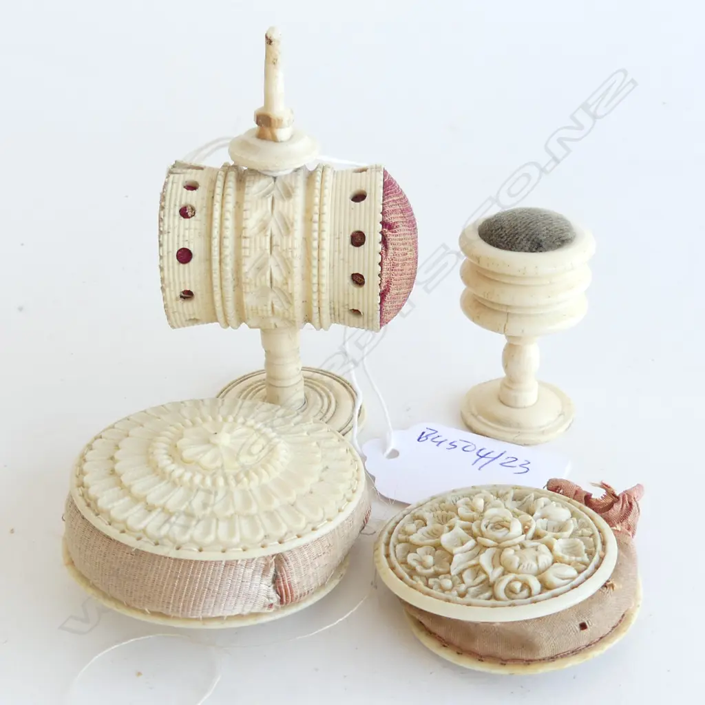 ASST BONE SEWING ACCESSORIES MEASURES PIN CUSHIONS ETC H 80 MM Image 1++