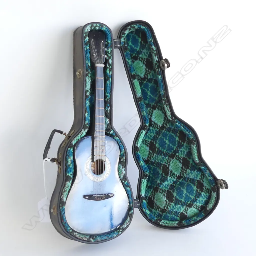 SMALL GUITAR IN CASE Image 1++
