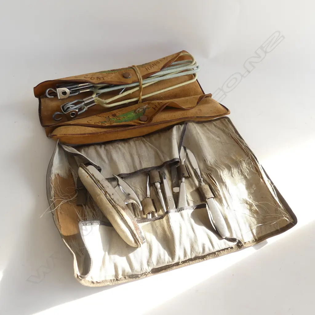 BOX LOT NZ SOUVENIR COATHANGERS IN POUCHES + MANICURE SET Image 1++