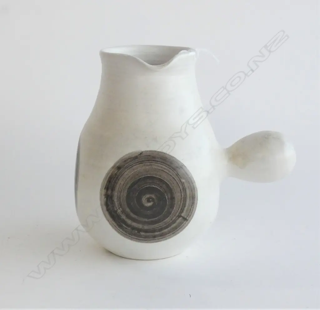 HAMNER POTTERY LGE JUG SWIRLS HANDLE AT RIGHT ANGLE H.185mm Image 1++