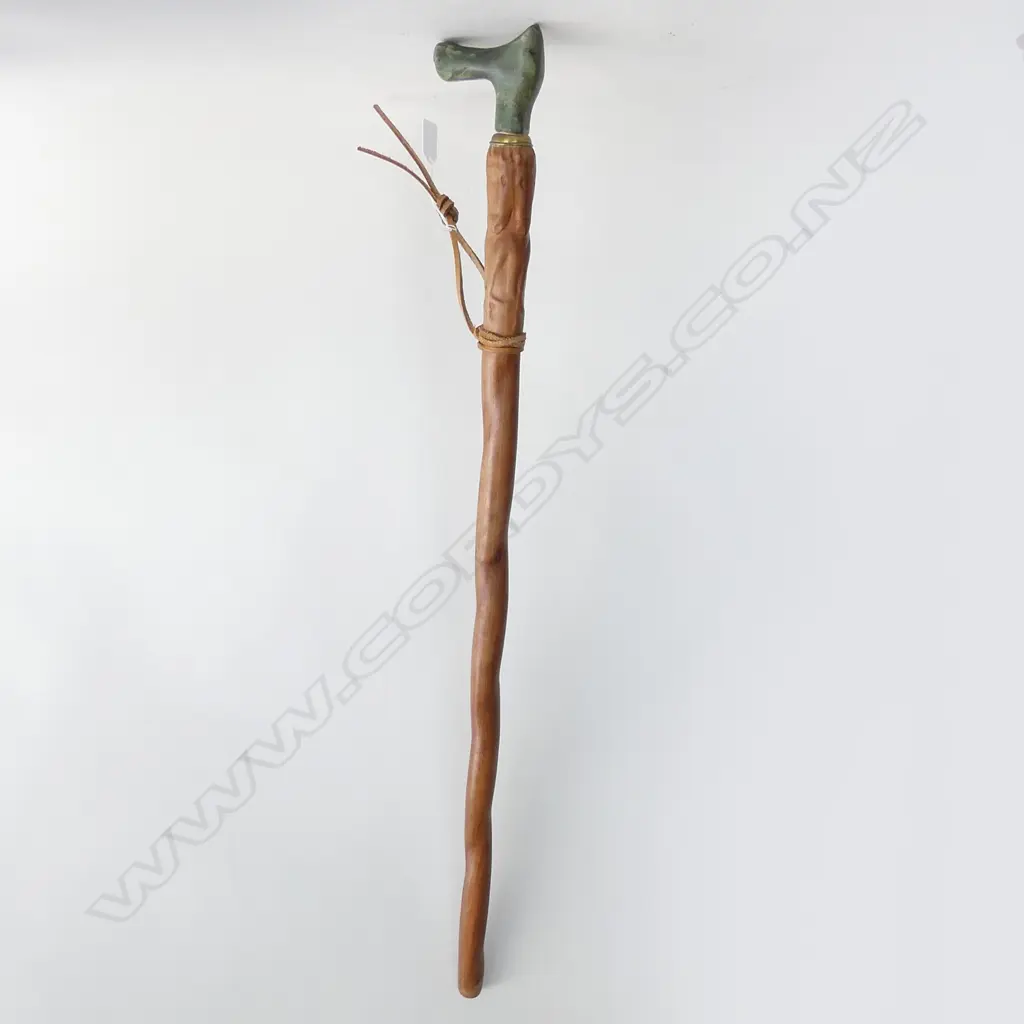 POUNAMU HANDLED + WOOD WALKING STICK L. 840mm Image 1++