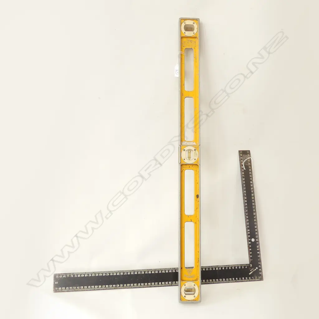 1 LEVEL (L 800MM)  & 1 SET SQUARE  Image 1++