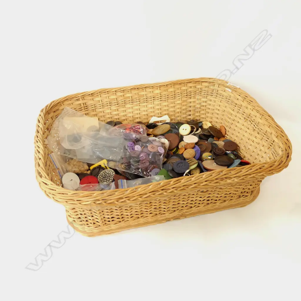 LARGE LOT OF ASST VINTAGE BUTTONS Image 1++