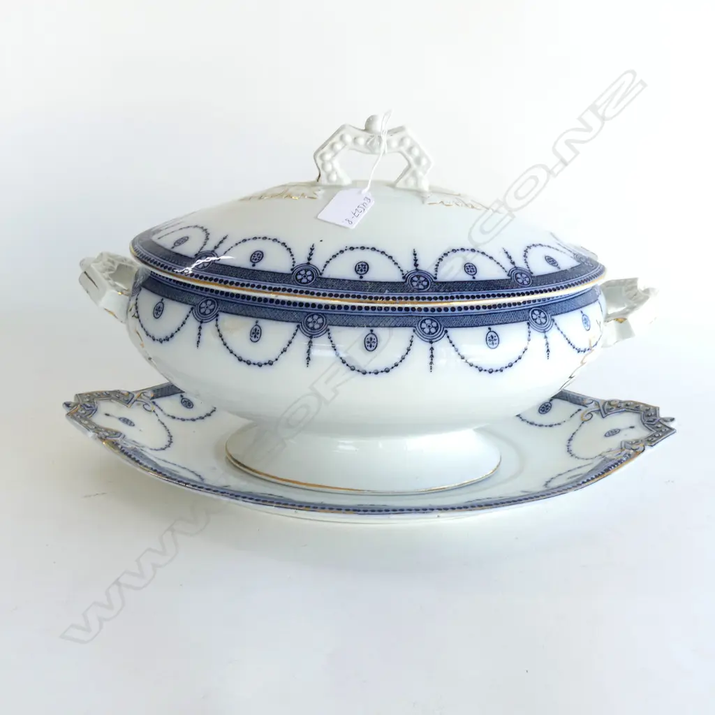 LGE EDW B&W LIDDED TUREEN ON STAND Image 1++