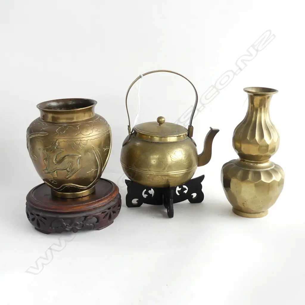 2 CHINESE BRASS VASES H.205mm (1 ON STAND) + KETTLE ON WOODEN STAND Image 1++