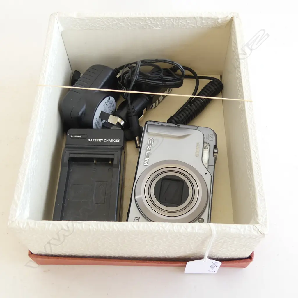CASIO EXH10 DIGICAM 10X 12MP  MINT COND FORMATTED 2XCHARGER+4GB SD CARD Image 1++