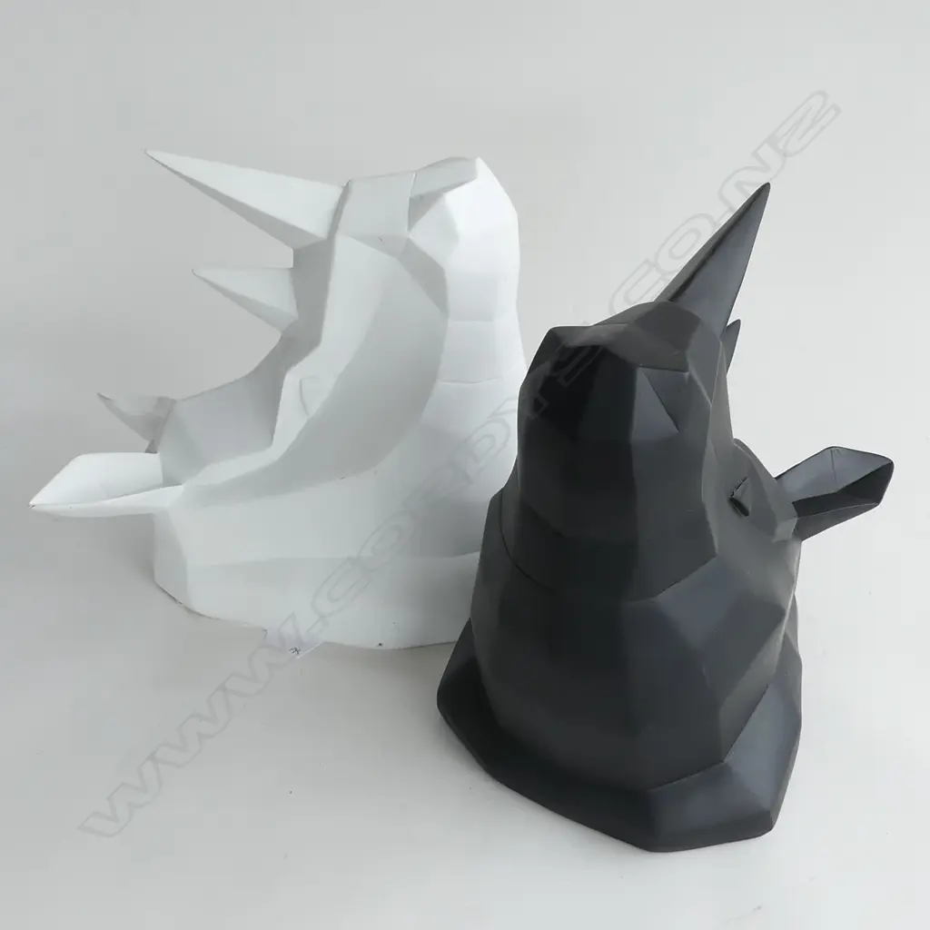 PR BLACK & WHITE RESIN WALL MOUNTED RHINO HEADS L.270mm Image 1++