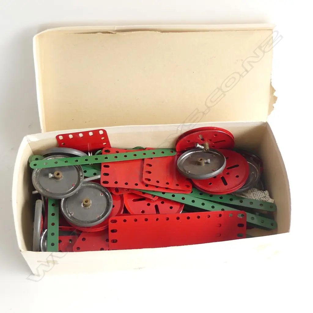 SHOEBOX OF VARIOUS MECCANO ACCESSORIES  Image 1++