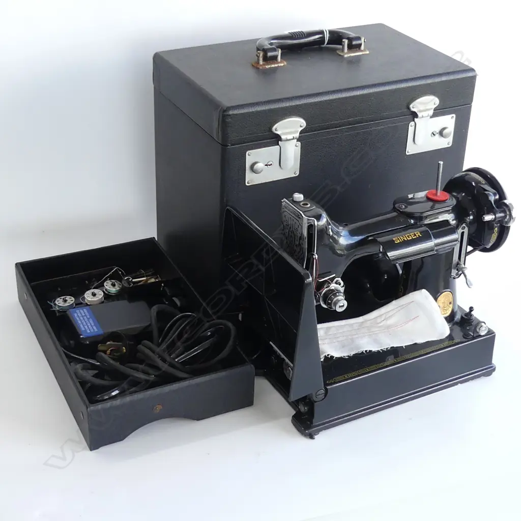 OLD SEWING MACHINE - BOXED Image 1++