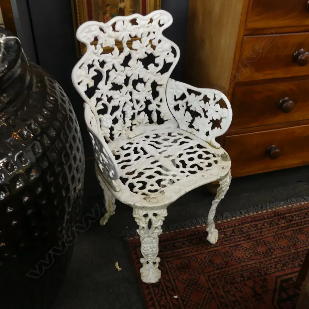 ENDERSLEA WHITE PAINTED CAST METAL ROUND TABLE (DIA 480MM) & 4 CHAIRS... Image 1++