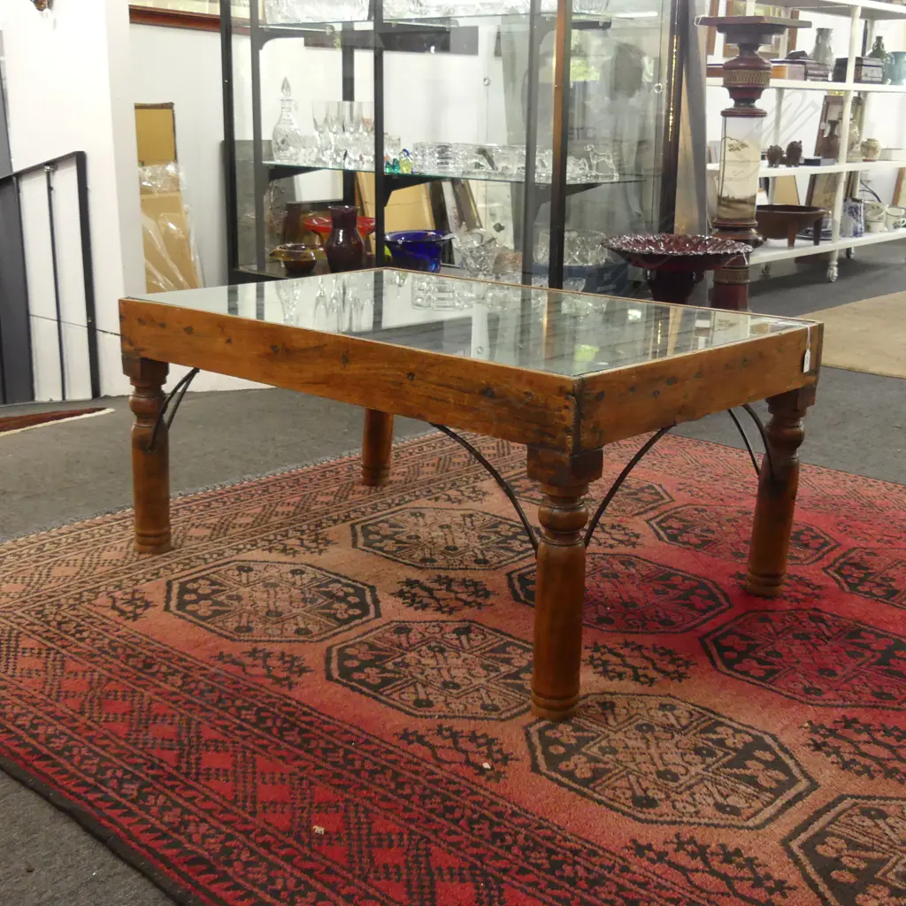 VINTAGE INDIAN COFFEE TABLE w. GLASS TOP & METAL DETAILING 1020x680x480mm Image 1++