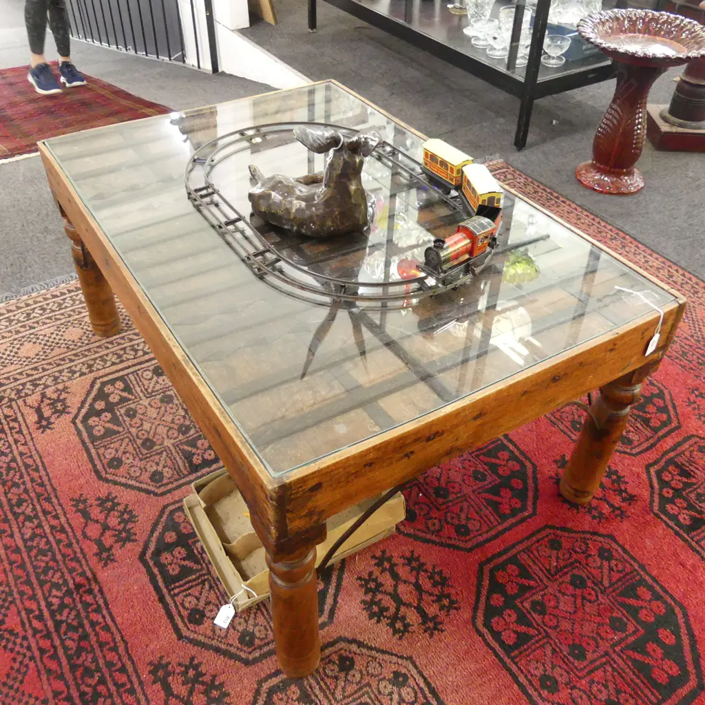 VINTAGE INDIAN COFFEE TABLE w. GLASS TOP & METAL DETAILING 1020x680x480mm Image 1++