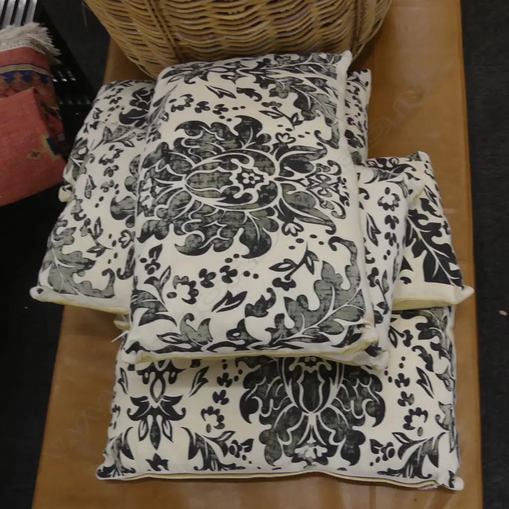 5 LINEN / VELVET BACKED DESIGNER CUSHIONS L.620mm Image 1++