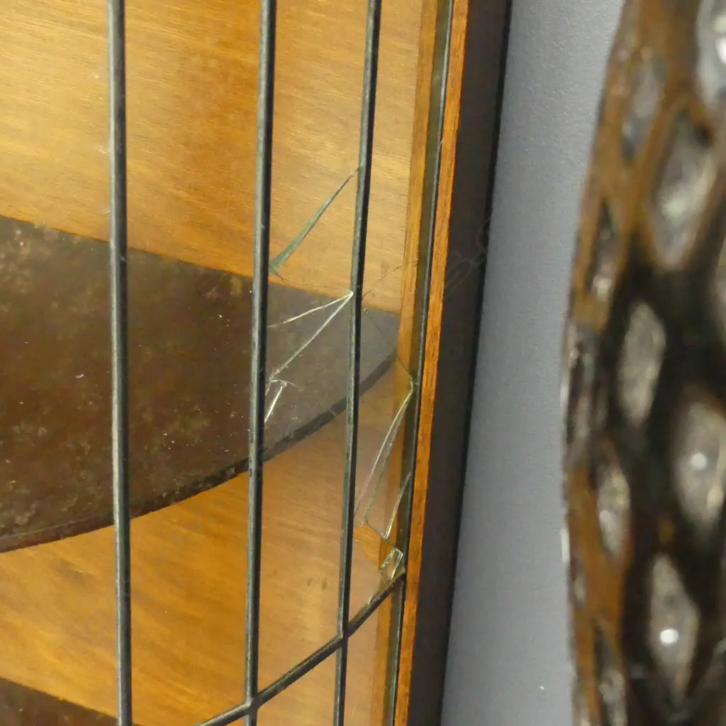 QUEEN ANNE STYLE LEAD LIGHT CHINA CABINET 2 GLASS PANELS CRACKED Image 1++