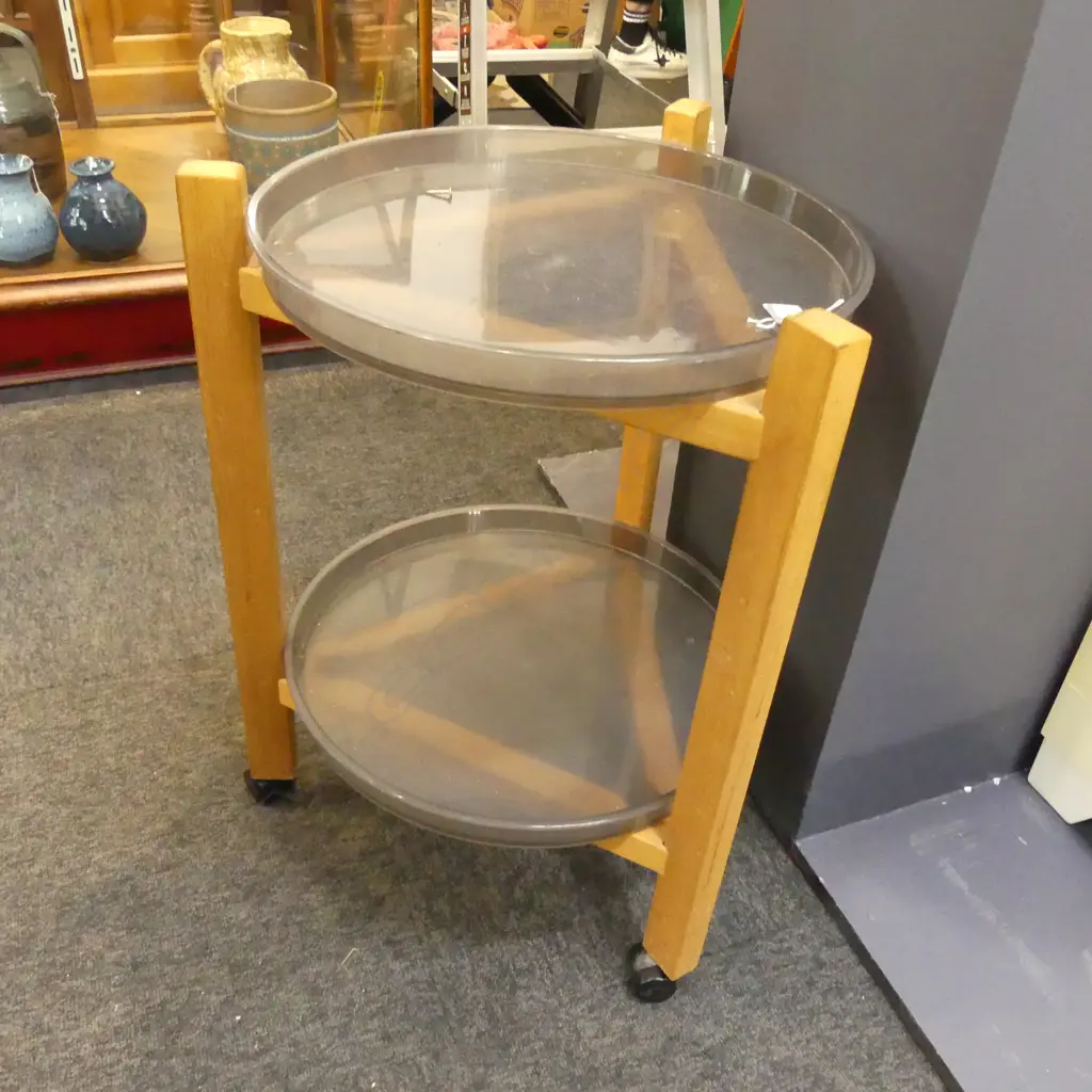 DRINKS TABLE WITH 2 PERSPEX TRAYS - DIA 460MM Image 1++