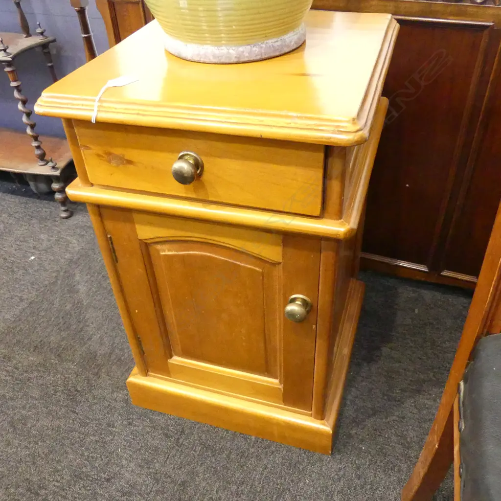 KAURI BEDSIDE CABINET H 630 MM Image 1++