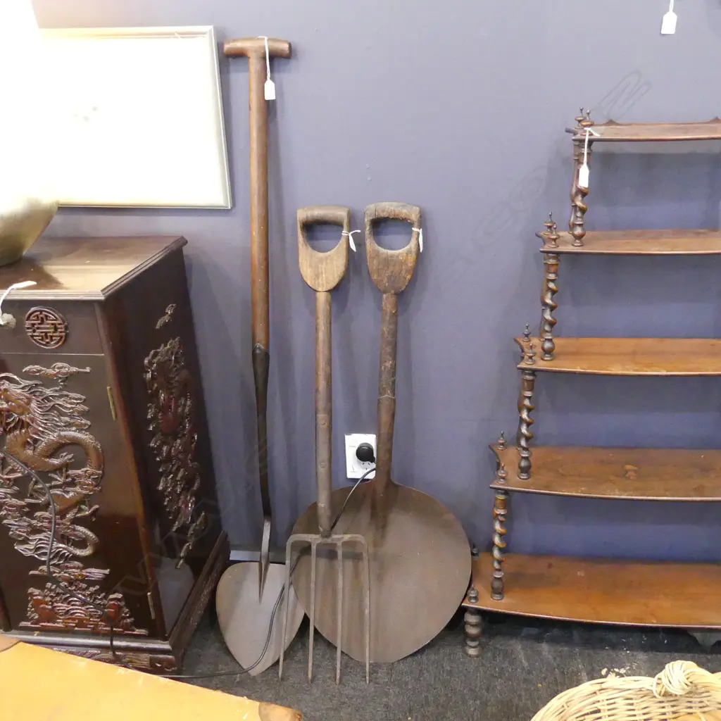 3 VINTAGE GARDEN TOOLS; PITCHFORK, SPADE & LARGE SHOVEL  Image 1++