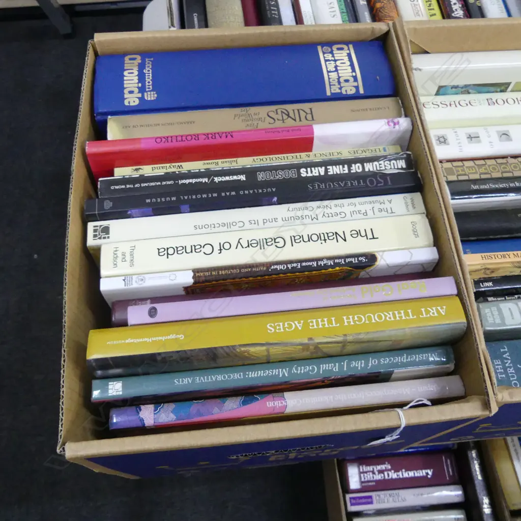 BOX OF ASST BOOKS Image 1++