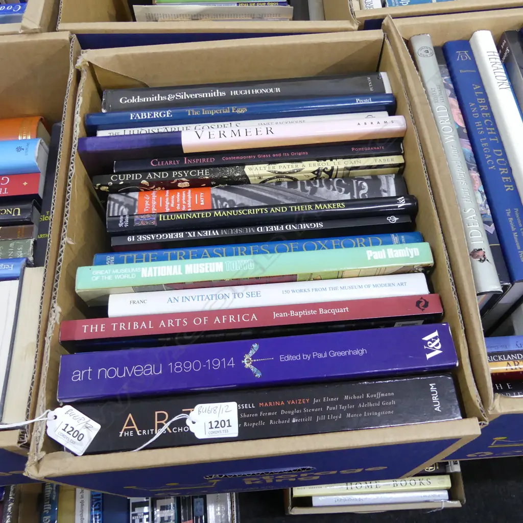 BOX OF ASST BOOKS Image 1++