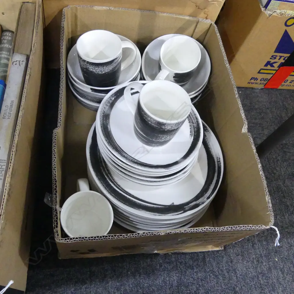 BOX LOT GOLF & CO BONE CHINA DINNER SET; 8 PLATES ETC Image 1++