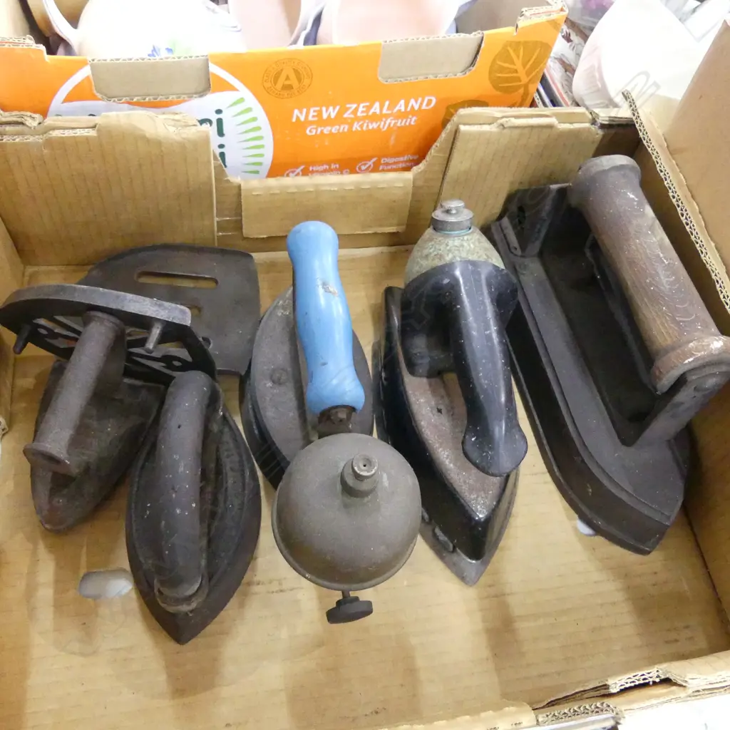 BOX LOT OF 5 OLD IRONS + 2 TRIVOTS L. 208mm OF LARGEST IRON Image 1++
