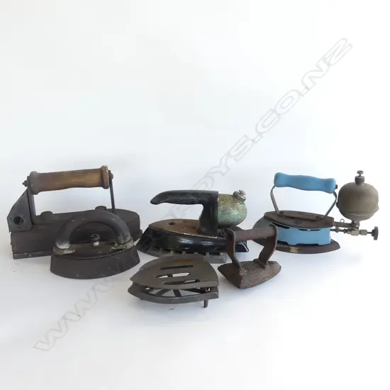 BOX LOT OF 5 OLD IRONS + 2 TRIVOTS L. 208mm OF LARGEST IRON