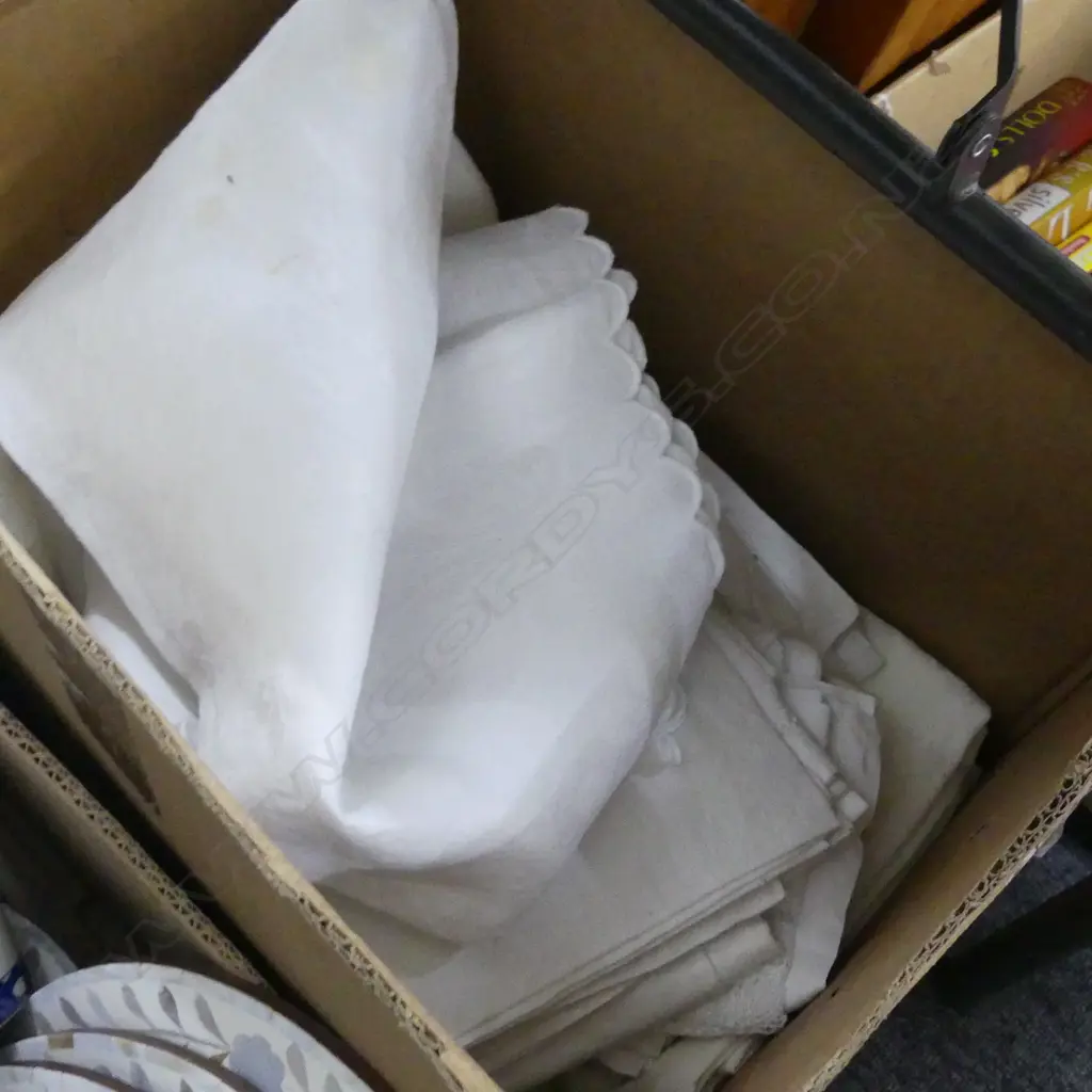 LOT ASST TABLE LINEN ETC Image 1++