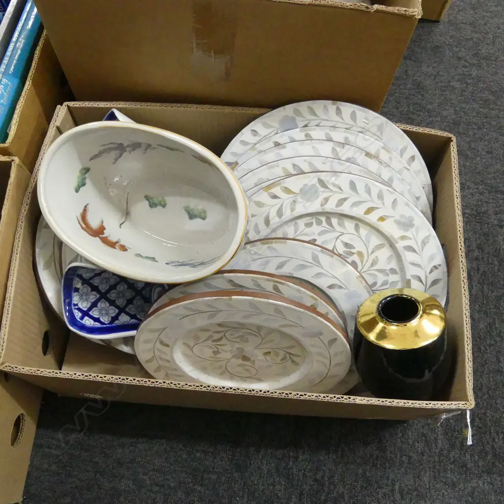BOX LOT 12 MOP PLATES (6x300mm 6x255mm) + PR B/W CERAMIC CANDLE HOLDERS + BOWL w. INSECT DESIGN + PETER COLLIS VASE Image 1++