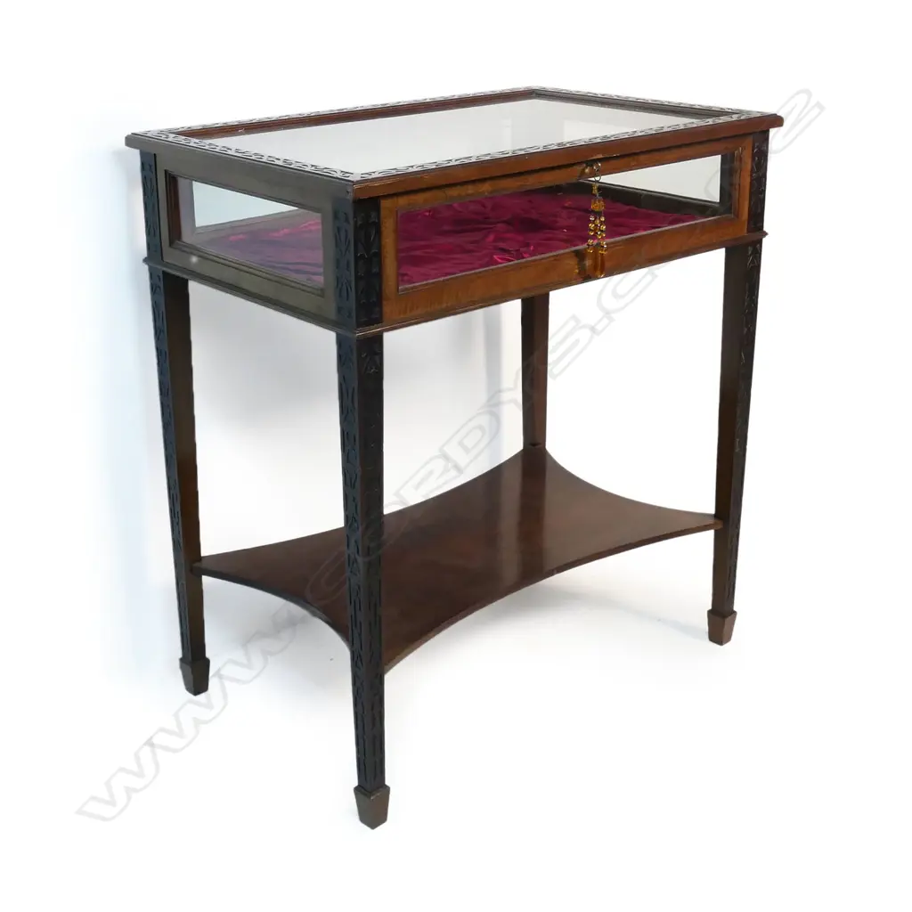 An Edwardian mahogany display vitrine, Image 1++