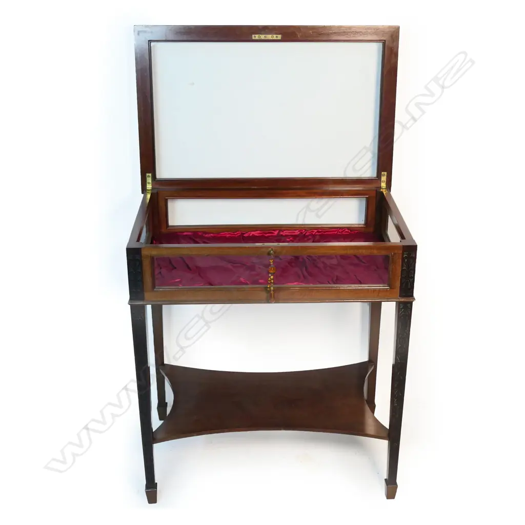 An Edwardian mahogany display vitrine, Image 1++