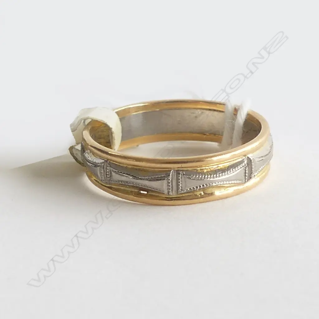 18CT & ENGRAVED PALLADIUM BAND RING NEW OLD STOCK 2.9gms Image 1++