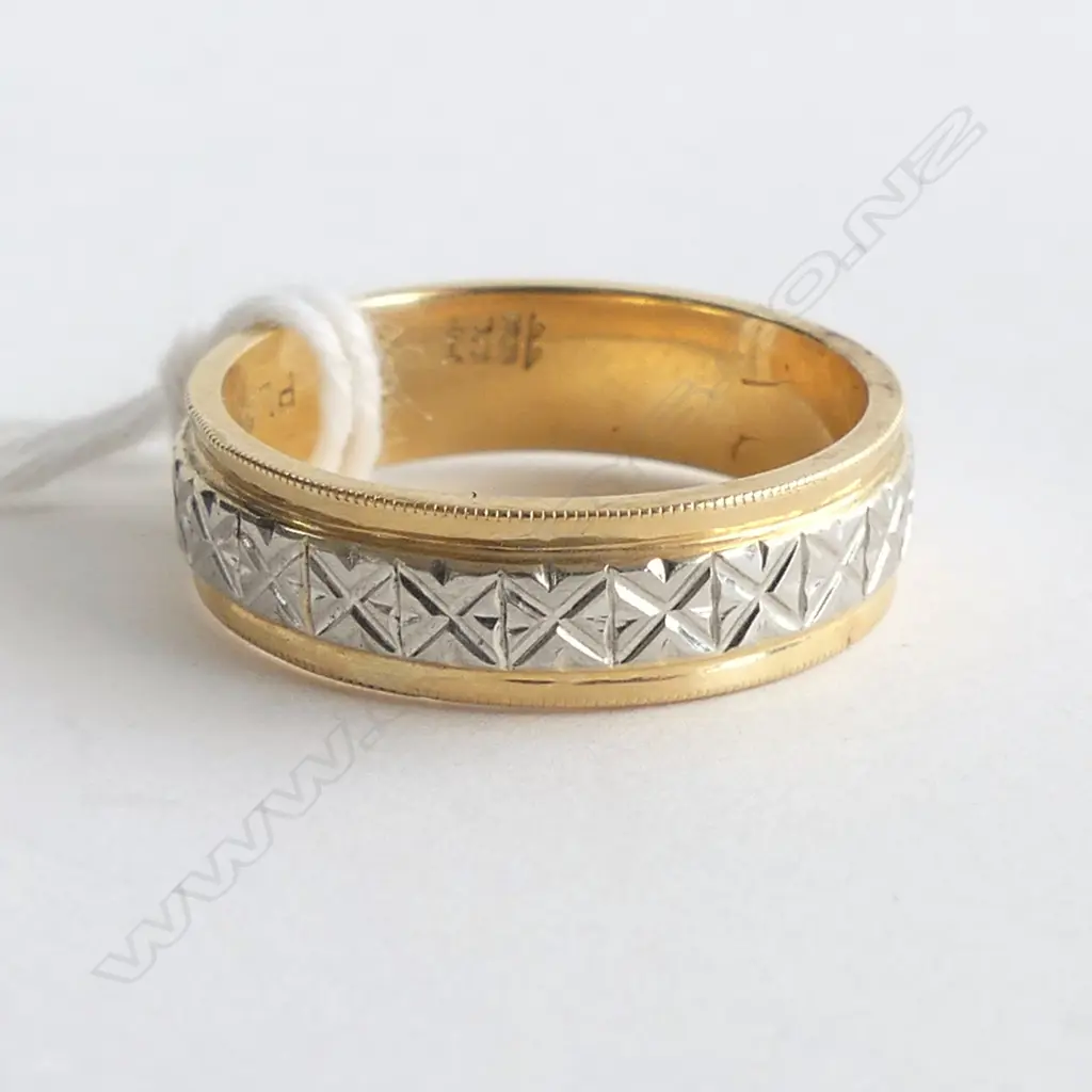 18CT & ENGRAVED PALLADIUM BAND RING NEW OLD STOCK 5.96gms Image 1++