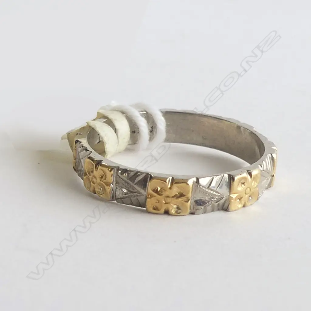 18CT & ENGRAVED PALLADIUM BAND RING NEW OLD STOCK 2.57gms Image 1++