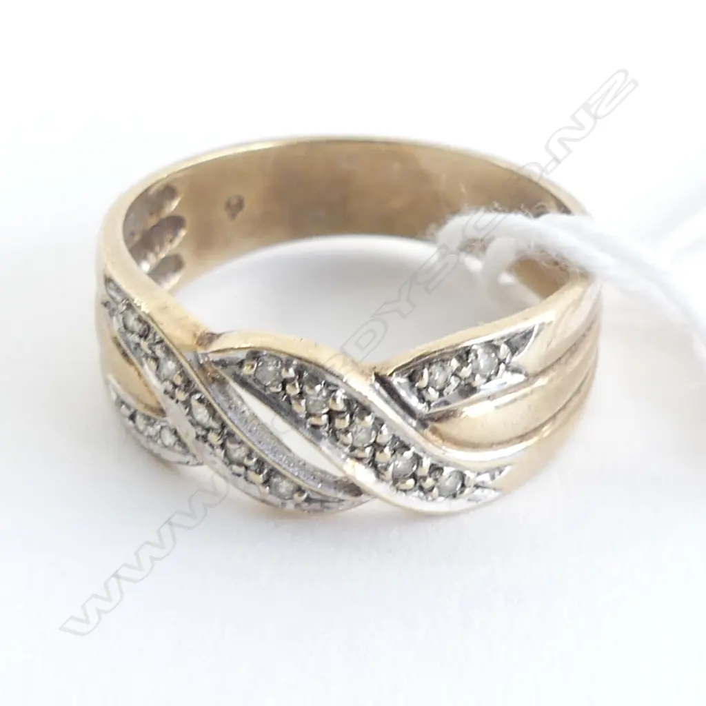 9CT & MULTI DIAMOND CROSS-OVER BAND RING 3.3gms Image 1++
