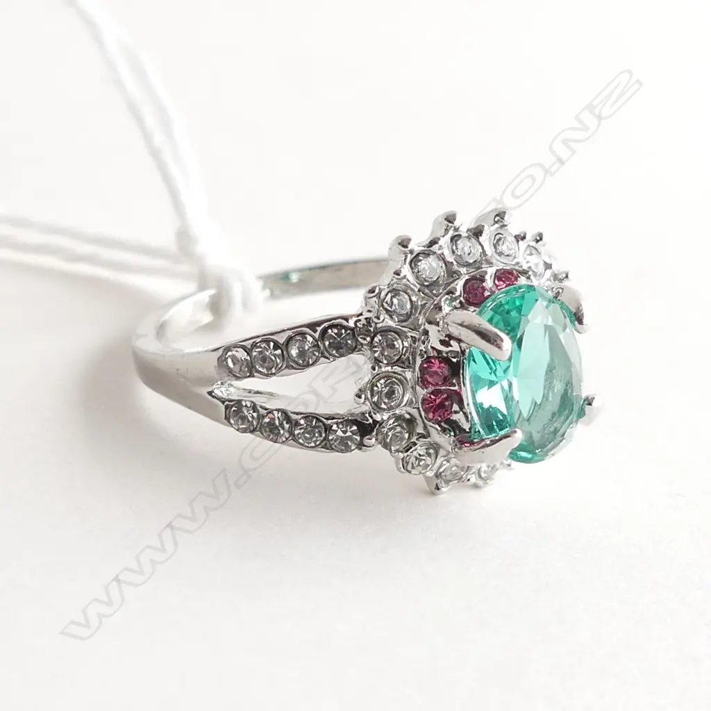 FAUX EMERALD AND DIAMOND CLUSTER RING Image 1++