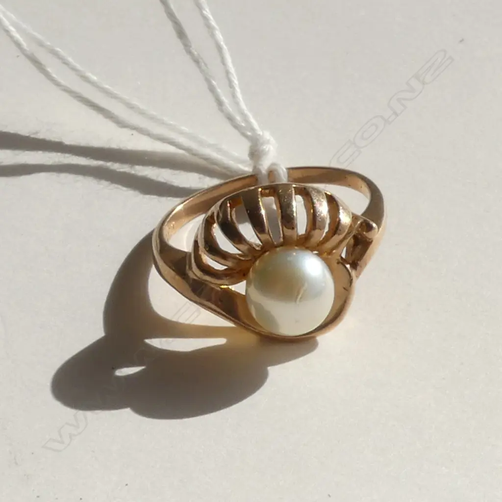 9CT GOLD RING W PEARL 3.35gms Image 1++