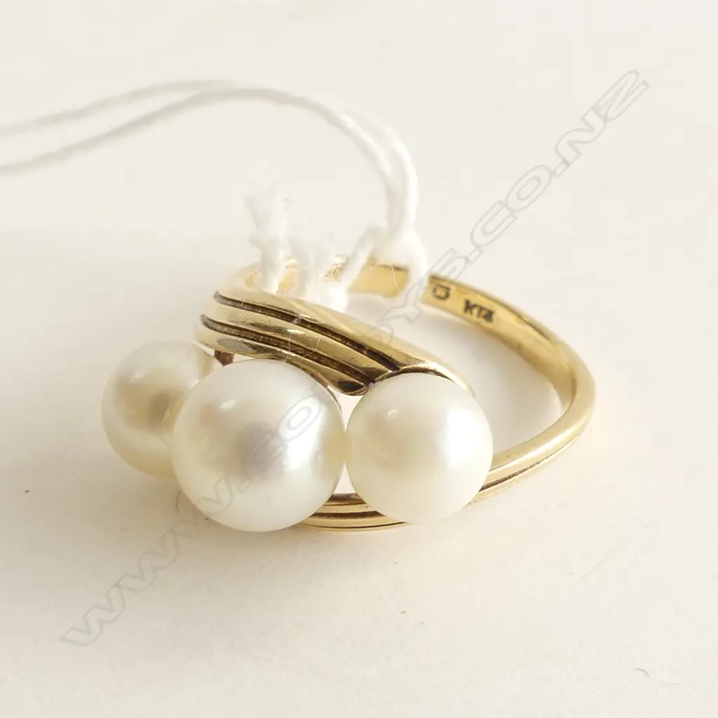 14ct YELLOW GOLD PEARL TRILOGY RING. 4.8gm. RING SIZE O. Image 1++